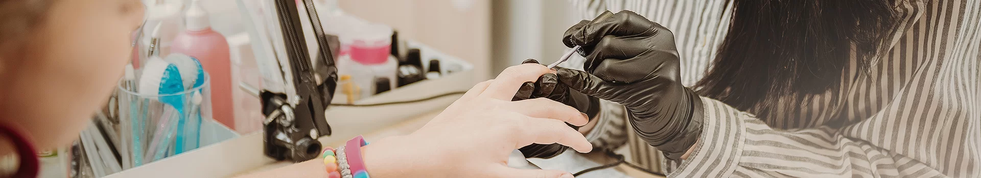 MANICURE TYTANOWY